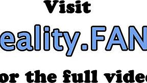 هل يمكن لهذه المراهقة الجائعة للزب 18+ إرضاء زوج أمها بحركاتها البرية؟ تركبه كمحترفة!