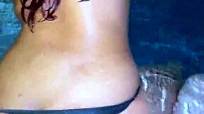 Tuve un polvo rápido con mi hermanastra en nuestra piscina familiar.