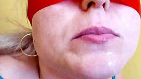 Huulihieronta siemennyskooste Catinrediltä raa'assa venäläisessä kotivideossa