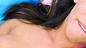 וואו, הדוגמנית השחומה המדהימה הזו חושפת את הגוף המדהים שלה מקרוב! 😍