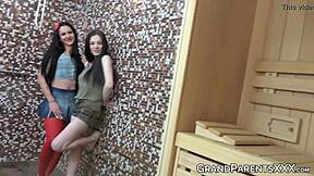 Hej, starý muž a zrelá žena dupú dve roznietené teen 18+ v parnej saune! 🔥