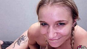 Mi hermanastro apostó que no podía meter su polla profunda en mi garganta, pero lo hice totalmente lol