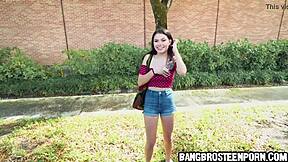 söt tonåring 18+ blottar sina pattar för cash sen ber om mer i amatörklipp