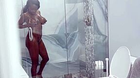 Ebony styvmamma fångar styvson onanera i chockerande POV ögonblick