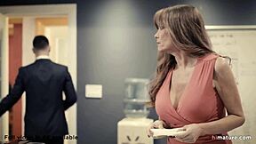 Η πιστή υπάλληλος Darla Crane συνδέεται με τον νεαρό 18+ αφεντικό για μια κρίσιμη συνάντηση.