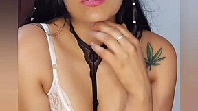 Hänen naama näyttää nautintoa kun hän masturboi sinulle, Bluee on niin kaunis.