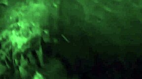 この裸のアニメベイブがからかわれて突っつかれちゃう！😈