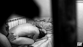 Amico, questa hidden cam cattura una bella amatoriale maggiorenne che geme fortissimo!