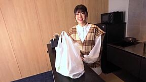 第一部分：可爱日本美女Akari完全屈服，被打屁股和猛烈钻孔激烈动作