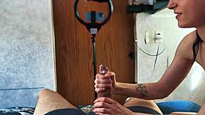 ¡Hombre, ella sigue pajándome la polla grande después de una corrida intensa para placer salvaje!