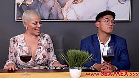 Açıklayıcı üvey anne üvey kızını erkek arkadaşına yoğun grup aksiyonla yönlendiriyor