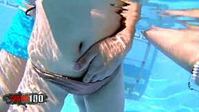 זונה ספרדית צעירה אפריקה אירוג'ו מוצצת ליד הבריכה ואז מקבלת זיון במיטה