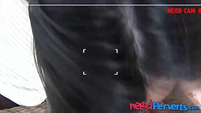 Młoda piękność bierze spermę na twarz od fałszywego producenta