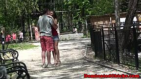 Связанная девчонка-рабыня 18+ глубоко глотает член доминанта в грубой сессии. Связана и жестко фейсфукнута!