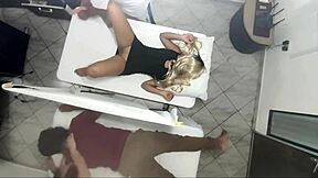 Истински кадри показват масажист чука жена точно до невежия й мъж.