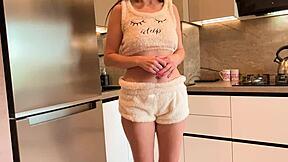 Styvpappa lär styvdotter att knulla rätt, undviker skam med ryska amatörtips