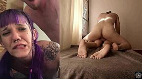 Моя альтернативная субмиссивная девчонка плачет во время интенсивного долбления. Жесткое действие вблизи.