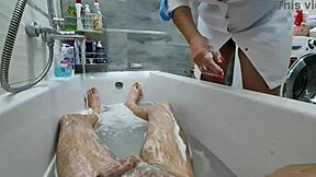 継母が入ってきて義息子の硬いチンチンを無視して大乳でからかう、彼はシコシコしたくて疼く