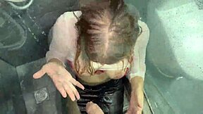 Juro que mi madrastra me obligó a lavarme y me hizo correrme duro