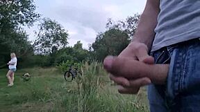 Mann blottlegger og runker nær vakker jente ute. Hun ser ham komme for henne.