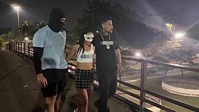 Началось в машине, закончилось еблей на мосту. Дикая тинейдерша 18+ делает глубокий минет на публике