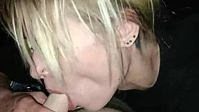 Seksi hentai devojka sisa kurac iza kamiona u gradu! 😍