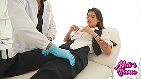 Ik Vroeg De Verlegen Dokter Om Me Te Controleren, Toen Verleidde Ik Hem Om Me Hard Te Neuken In Zijn Kantoor 😏
