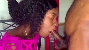 Λατρεύω πώς η αδερφή ρουφάει και φτύνει στο 6 ιντσών πουλάκι μου.