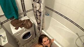 Zabavnije je svršiti na lice moje sestre dok su roditelji kući