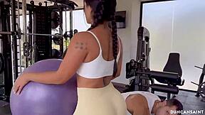 Popolna znojna telesa se trdo meljeta v fitnesu