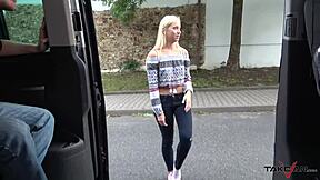 Çekici Sarışın, Halka Açık Van Yolculuğunda Alınıp Sert Sikişiliyor