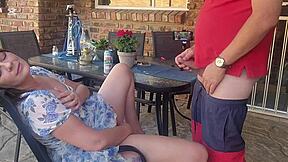 Hej, přistihl jsem manželku kamaráda, jak si prstí na terase, tak jsem se přidal na vzájemnou zábavu.