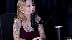 Naty Varga začne kot modelka, jo odpustijo, posname vroče seks videe, družina sprejme, snema z ženskami v prosojni rdeči obleki