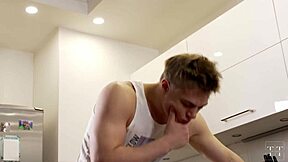 Jäimme jumiin keittiöön ja hän nai minua takaa, voihkin kovaa