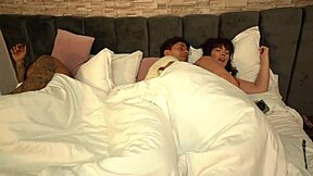 زوجة الأب ذات المؤخرة الكبيرة مونتسي سوينغر تشارك السرير مع ابن زوجها ثياغو لوبيز