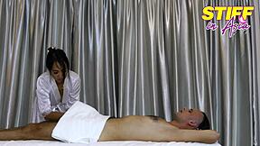 اكتشف استخدام فريز المجاني علاج خاص الجزء الأول مع زوجين برونيت جميلين