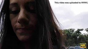 เฮ้ ชายคนนี้ต้องการเงิน เลยปล่อยให้คนแปลกหน้าเย็ดแฟนสาวน่ารัก Liliane กลางแจ้ง!