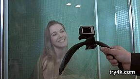 Osećajući uzbuđenje, slatka tinejdžerka 18+ puši kurac u POV-u i dobija vitku pičku strastveno pojebanu