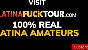 Latina kvinna använder leksaker i hemmagjord kostymlek för solo undergiven kul