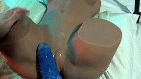 Jebanje obučene savršene realistične seks lutke kroz gaćice.