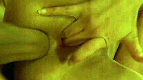 Saya kongkek pantat Amber Rayne kuat sehingga pancut