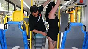 Morena Digosok dan Dijilat di Bas Awam