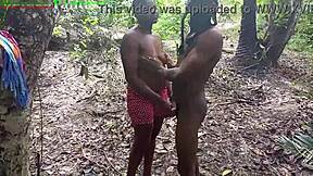 我抓到这个黑人拉丁色情明星在户外猛干，该死！