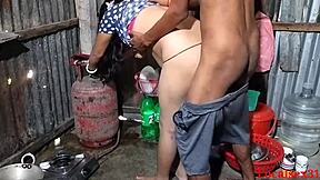 Kylän tyttö antaa rajua kyrpänaidaa anaalilla ja suukumsulla amatööriparille