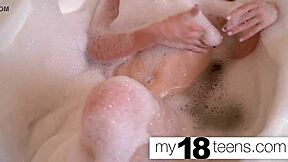 deze chick van my18teen masturbeert in bad, orgasme close-up