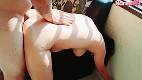 Pieni latinalainen saa kreampien kotivideolla interracial naidossa