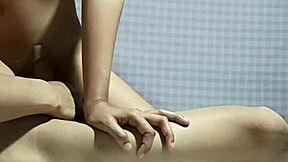 Majhna 18+ pinay dobi pomoč od prijateljice, ko je preveč vzburjena, da govori med njihovim bližnjim klepetom