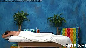 Privlačna najstnica 18+ prejme oljno masažo in posebno pozornost terapevta v sproščujoči seansi