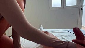 Espectacular morena en minifalda se hace clavar durante diversión de vacaciones