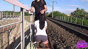 Oletko koskaan yrittänyt naidaa junassa? Me melkein saatiin kiinni koiratyylillä ruskeaverikkö ystäväni kanssa!